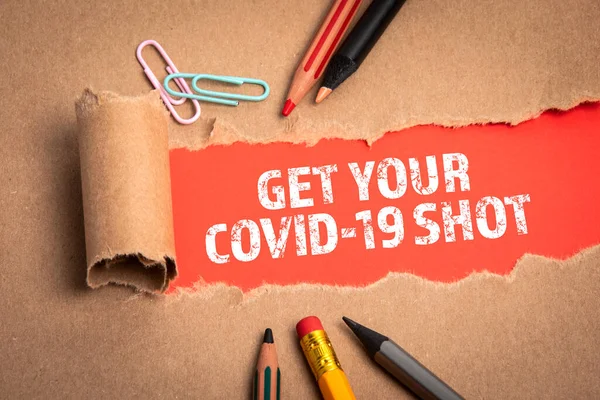 Your Covid-19 Shotを手に入れる。赤地に厚紙と彩色鉛筆 — ストック写真