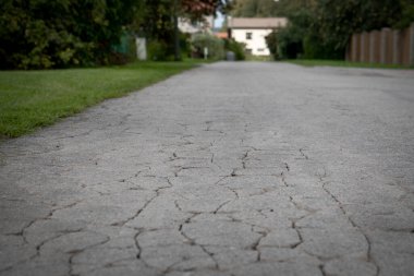 Eski asfalt kaldırımlı şehir manzarası