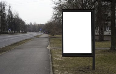 Şehir caddesinde boş ilan panosu