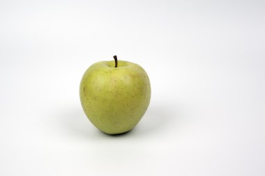 beyaz zemin üzerine sarı elma