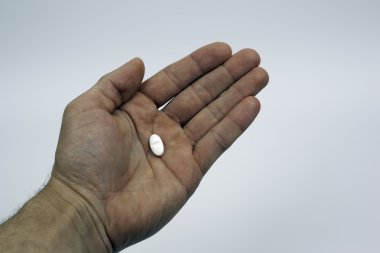 bir hap ile insan eli