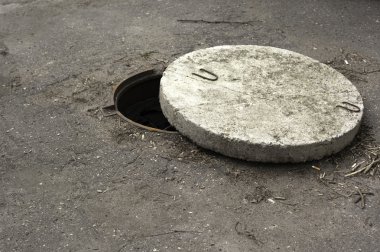 Beton kapak ile açık eski kuyu.