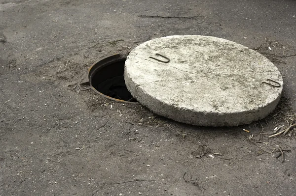 Aberto antigo bueiro com tampa de concreto . — Fotografia de Stock