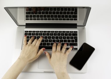 iş kadını bilgisayar ile çalışma