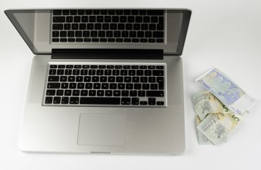 Bilgisayar beyaz bir arka plan üzerinde Euro para ile