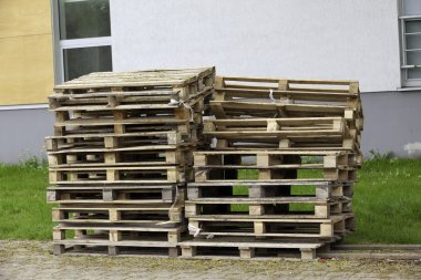 Parkta yığılmış yük tekneler, paletler