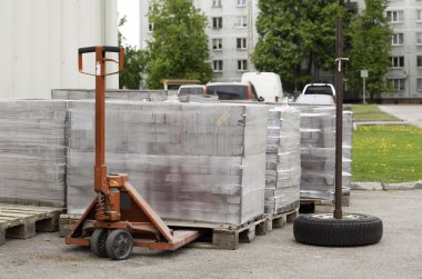 Plastik ahşap palet parke parke taşı sarılı