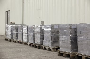 Plastik ahşap palet parke parke taşı sarılı