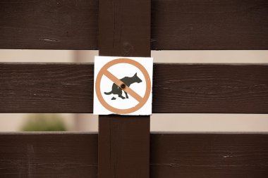 Yasak çit ile kirlenme işareti köpekler