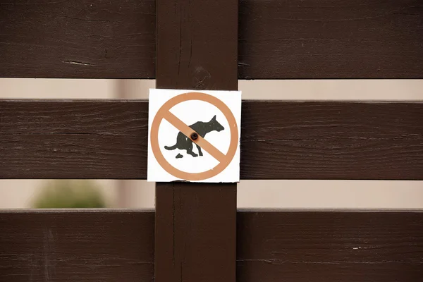 Valla con letrero perros fouling prohibido — Foto de Stock