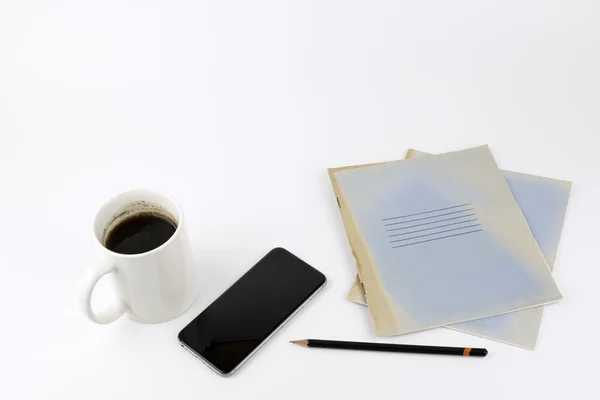 Smartphone, tasse de café, crayon, copybook - endroit gratuit pour tex — Photo