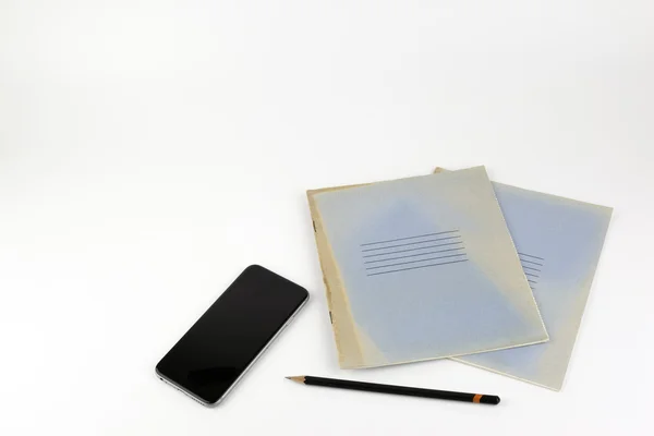 Smartphone, Notizbuch mit schwarzem Bleistift - freier Platz für Text. — Stockfoto