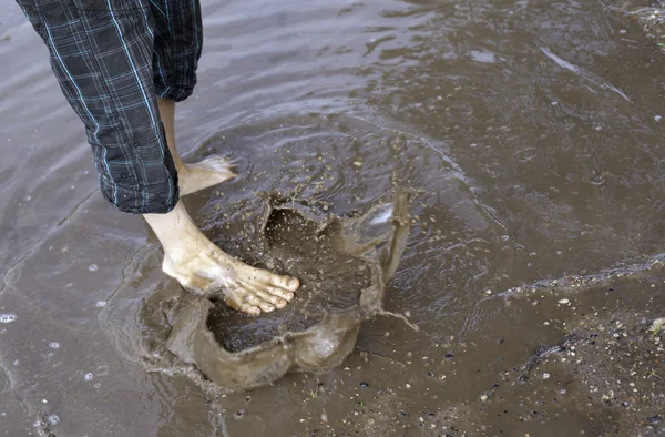 Legs splatters mud puddle — Stock Photo, Image