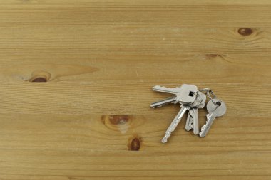 Ahşap masa üzerinde farklı anahtarlar demet