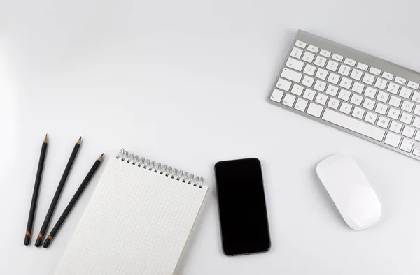 Mesa de escritorio de oficina con computadora, Smartphone, bloc de notas, lápices  - — Foto de Stock