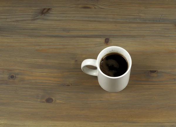 Koffiecup op houten tafel achtergrond — Stockfoto