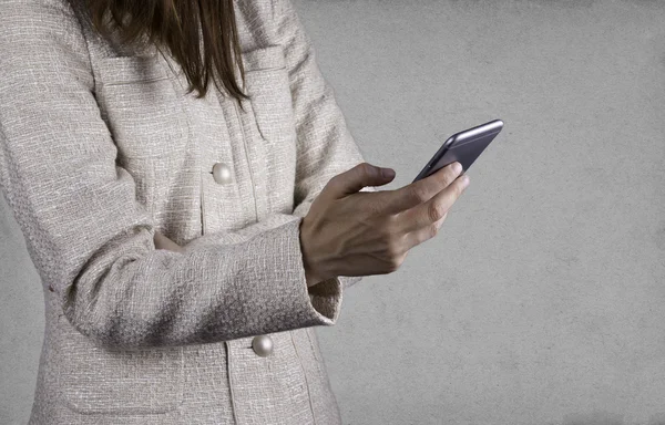 Mujer usando un smartphone — Foto de Stock