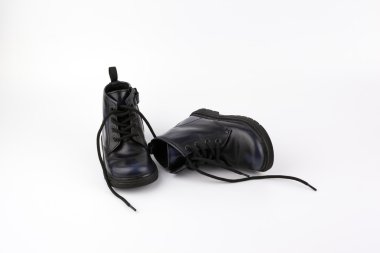 Beyaz arka plan üzerinde izole deri çocuk ayakkabı