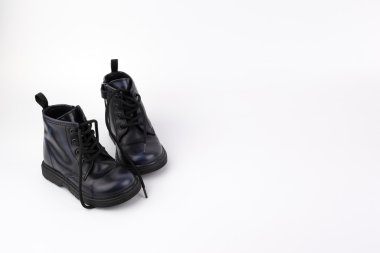 Beyaz arka plan üzerinde izole deri çocuk ayakkabı