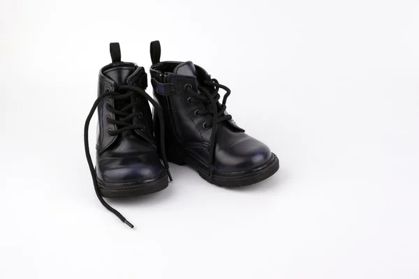 Barnens skor från läder isolerad på vit bakgrund — Stockfoto