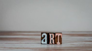 Tahta Harflere Dokunmak Yazım Engelleme Başlatması. Yeni Başlangıçlar, Motivasyon ve Kişisel Büyüme Konsepti