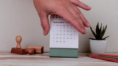 Tahta Masa 'da Ekim 2026 için El Tutma Masası Takvimi. 4K Video