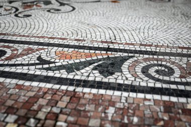 Renkli geometrik ve çiçek desenli detaylı mozaik zemin, sanatsal işçilik ve tarihsel tasarım sergileniyor.