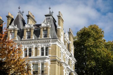 Süslü Mimari ve Klasik Yüzlü Tarihi Konut Binası Gayrimenkul ve Şehir Mirasını Temsil Ediyor.