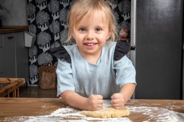 Gülümseyen Çocuk Ev Mutfağı Ortamı 'nda Öksürük Dürtüyor.