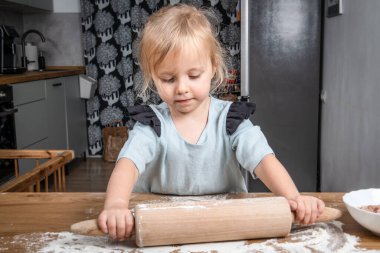 Ev Mutfağında Yuvarlak Hamur İçin Yuvarlak Pin Kullanan Çocuk.