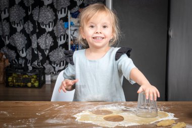 Gülümseyen Çocuk Ev Mutfağında Cam Kesme Çemberi.