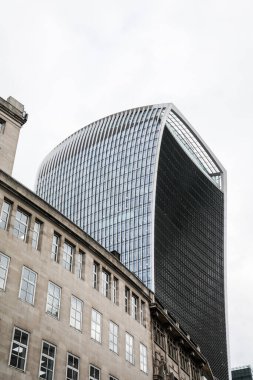 Modern Eğri Cam Gökdelen Tarihi Şehir Binalarının Üzerinde.