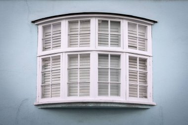 Açık Mavi Duvarlı Beyaz Saha Penceresi.