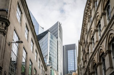 Şehir Merkezi 'nde Modern Cam Gökdelenler ve Tarihi Mimari.