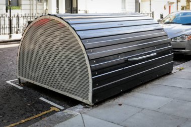 Şehir Caddesindeki Modern Bisiklet Depolama Dolabını Güvence altına Al Sürdürülebilir Şehir Hareketi ve Çevre dostu Altyapı.