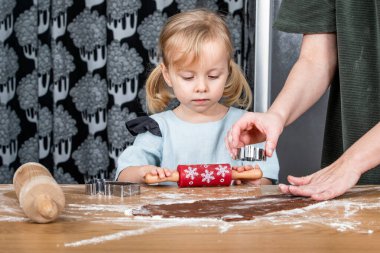 Yetişkin Kurabiye Kesiciyi Hazırlarken Çocuk Yuvarlanan Zencefilli Çörek.
