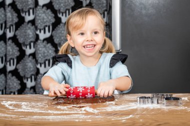 Çocuk Gülen Zencefilli Çörek Pişirme Aracı ile Yuvarlanırken.