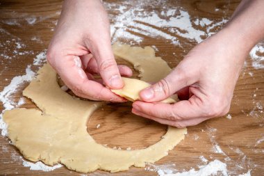 Hamur Pastası Hazırlama Süresinde Un Ahşap Yüzeyde Çiğ Hamur Çemberi Şekillendiren Eller.