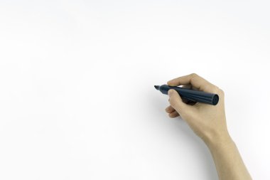 beyaz kopya alanı ile izole bir siyah kalemi tutan el