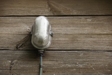 Metin için yer ile ahşap duvar eski lamba