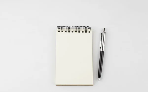 Zeszyt i długopis na białym tle — Zdjęcie stockowe