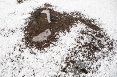 Sert Asfalt Zemin Yüzeyinde Yamalı Kar ve Buz.