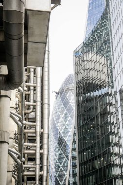 Çelik Borular ve Cam Gökdelenleri olan Modern Şehir Mimarisi.