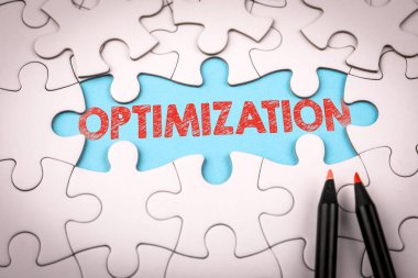 Bulmaca Parçaları ve Renkli Kalemlerle İyimserleştirme Konsepti.