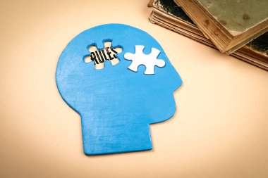 Bej Arkaplanda Mavi Baş Silueti ve Bulmaca Parçasıyla Akıl Kuralları Konsepti.