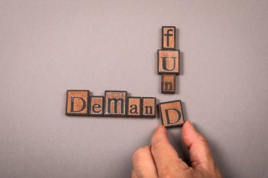 Gri Arkaplanda Tahta Harf Bloklarıyla Talep ve Fon Kavramı.