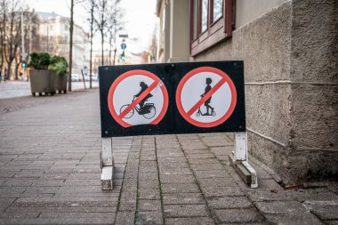 Şehir Kaldırımında Bisiklet ve Scooter Yok Trafik Tabelası.