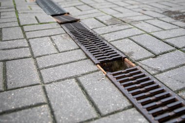 Paved Kaldırımında Metal Kanalizasyon Izgarası Şehir Drenaj Sistemini Gösteriyor.