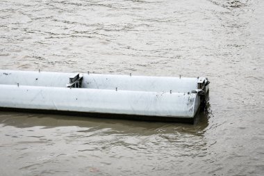 Yüzen Nehir Bariyeri Konsepti Akan Nehir yüzeyinde Modüler Su Kontrol Yapısı Olarak Gösterildi