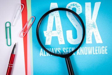 Masada her zaman büyüteç ve ofis malzemeleriyle gösterilen bilgileri isteyin